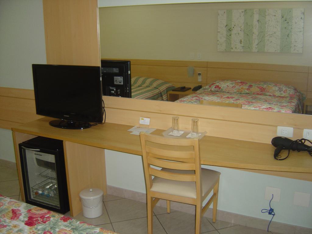 Hotel Domani กัวรูยุส ภายนอก รูปภาพ