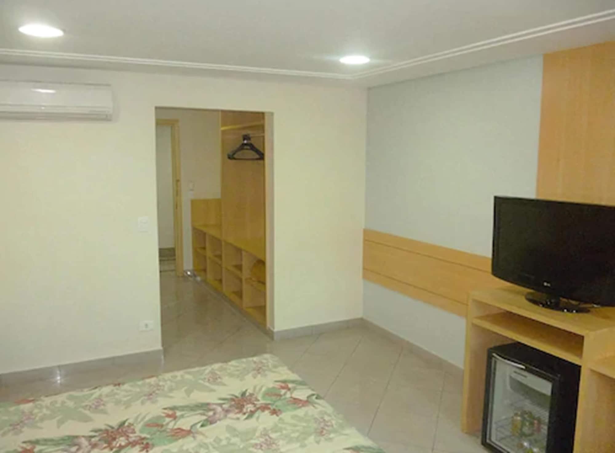 Hotel Domani กัวรูยุส ภายนอก รูปภาพ